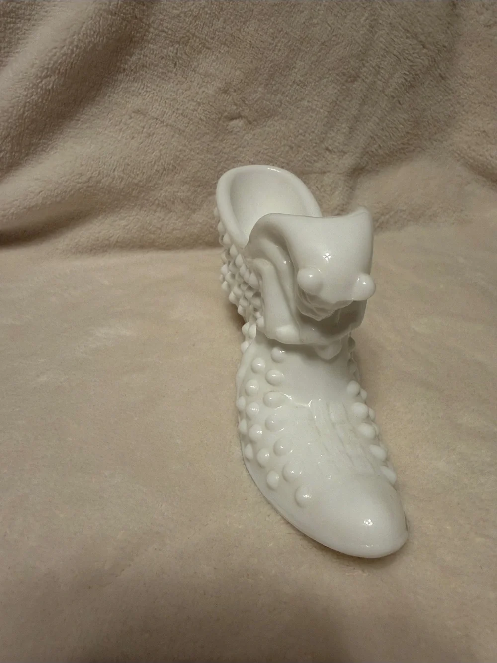 Fenton hobnob milk glass slipper with cat
